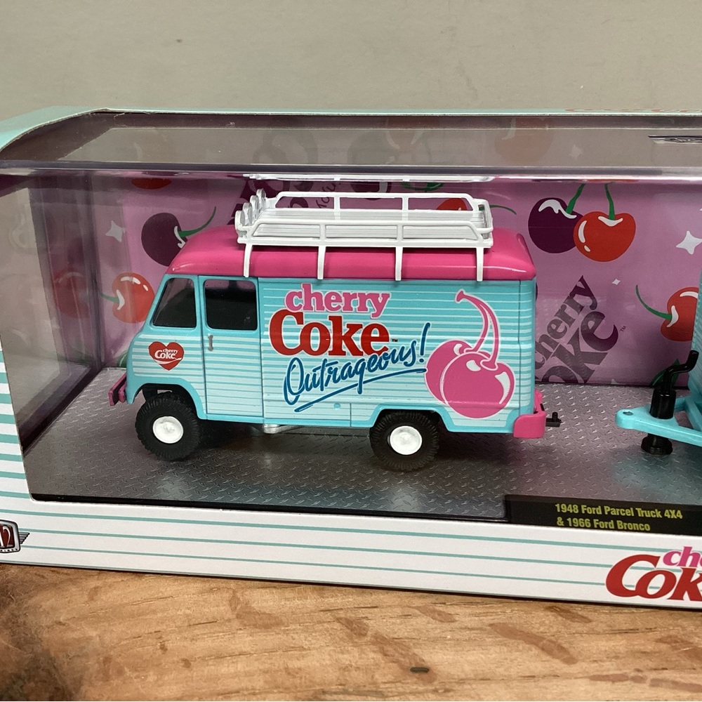 🔴 NWT - Diecast Cherry Coke Collectible Set - 1948 Ford Parcel Trk & 1966 Bronco - Picture 4 of 16